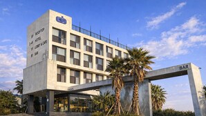 A hotel with a rooftop, lobby & cafe, bar, and 2-4F hotel rooms. - CNB HOTEL (COZYANDBOUTIQUE) (Seogwipo)