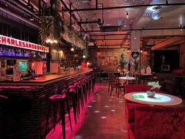 Serves lunch and dinner