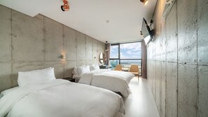 Deluxe driepersoonskamer, meerdere bedden | Verduisterende gordijnen, gratis wifi, beddengoed