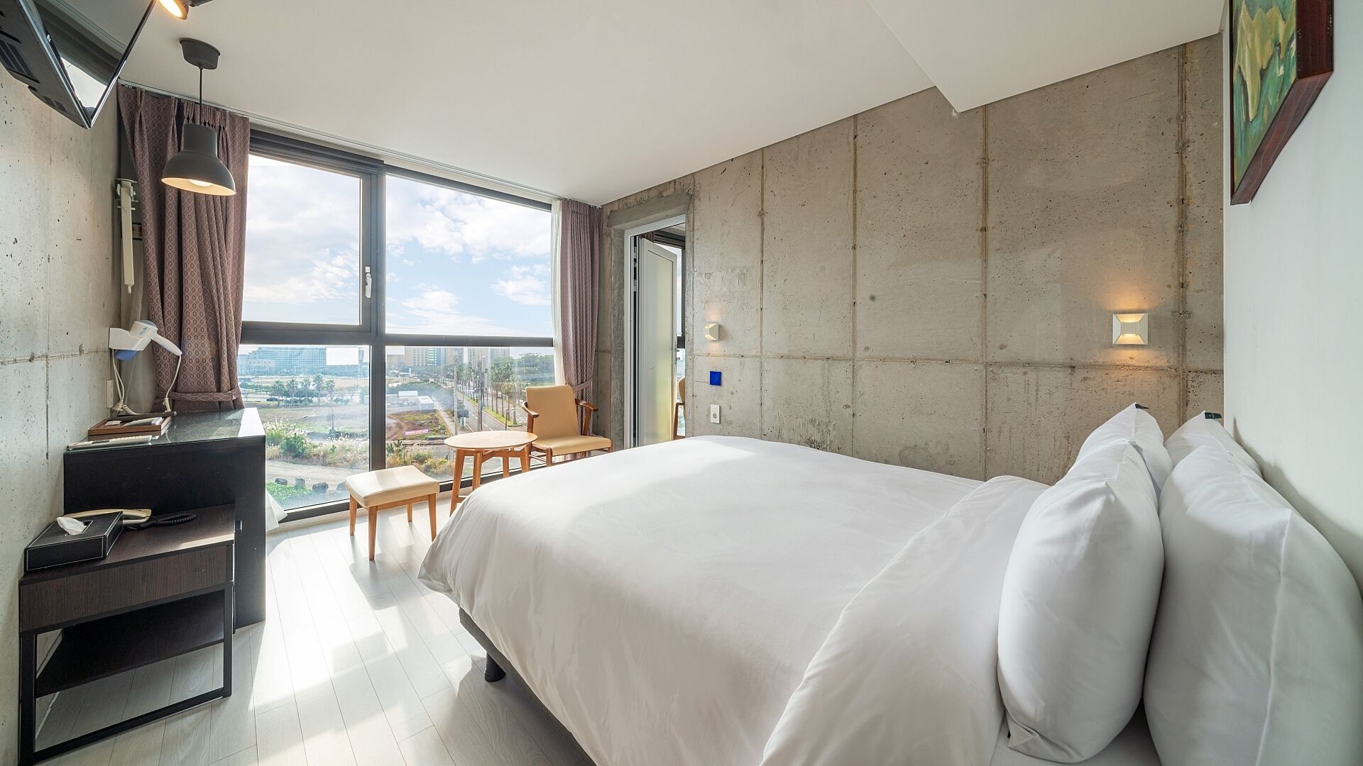 family room, 2 bedrooms | blackout curtains, free wifi, bed sheets