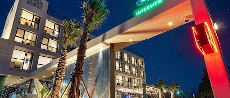 Bagian depan properti - sore/malam