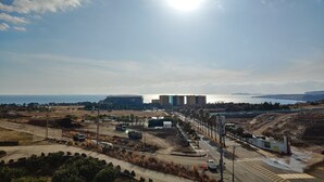 A construction site with buildings, a road, and a clear sky. - CNB HOTEL (COZYANDBOUTIQUE) (Seogwipo)