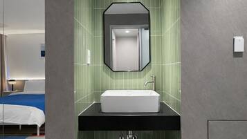 Deluxe Double Blue | Bathroom | Shower, hair dryer, towels, shampoo