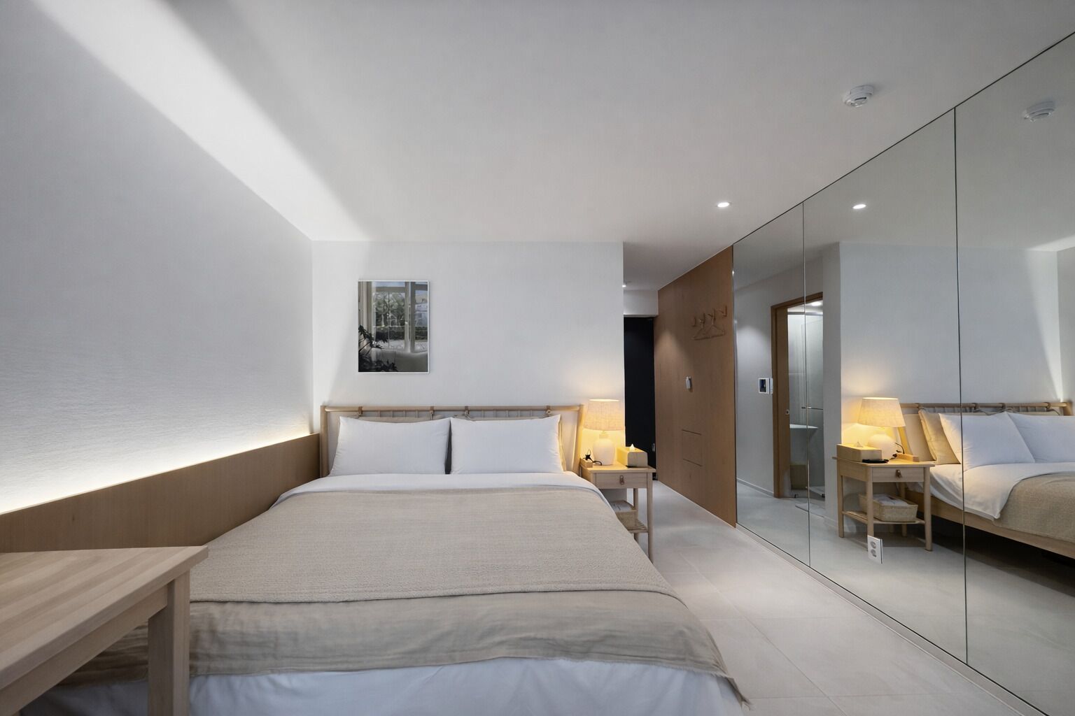 Deluxe Double Beige | Individuelt dekorert, skrivebord for bærbar PC og wi-fi (inkludert)