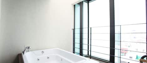 مغطس/حوض استحمام عميق