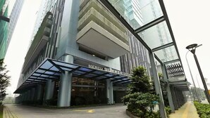 A modern building with a glass entrance and the text "MERCHET SUMMER SUITES". - Summer Suites Vacation Home (Kuala Lumpur)