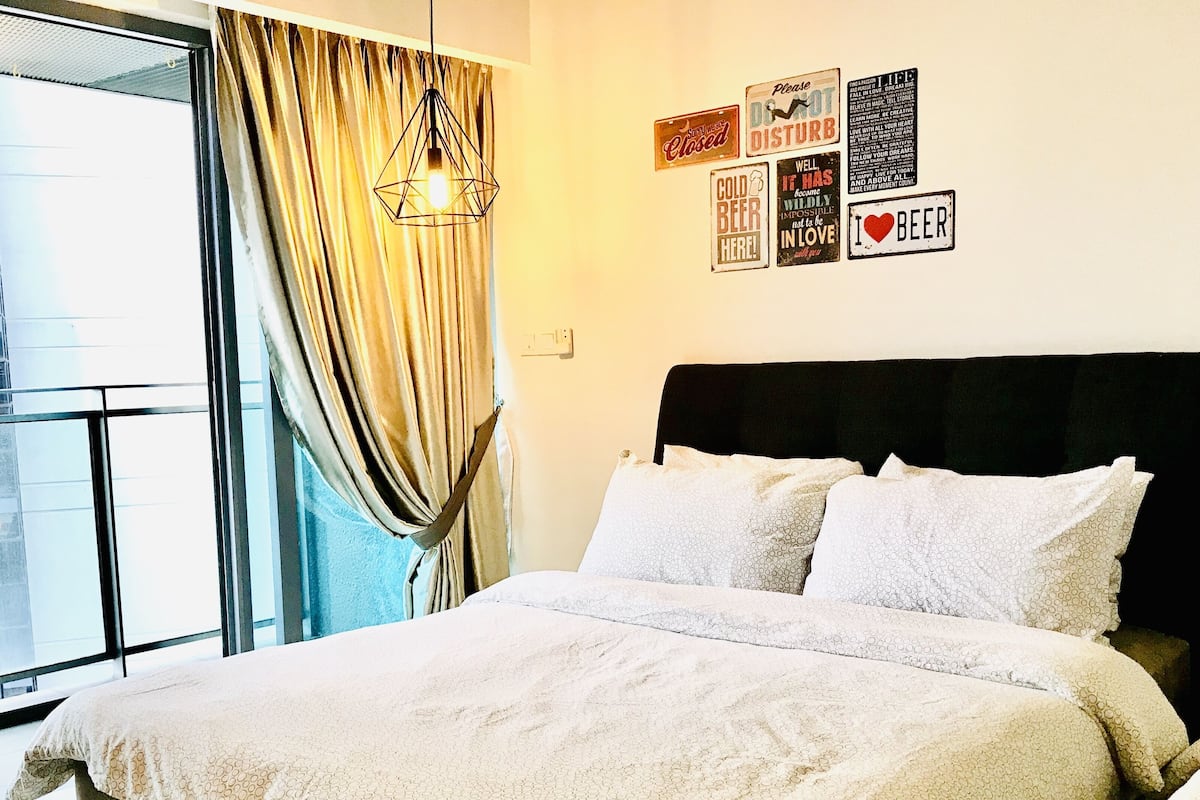 Superior Studio, 1 Queen Bed | Iron/ironing board, free WiFi