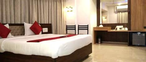 Executive Room, 1 Queen Bed | Soundproofing, rollaway beds, free WiFi, bed sheets