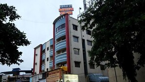 Un edificio de varios pisos con un letrero que dice 'Shelter Palace'.