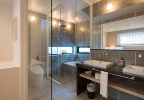 Separate tub and shower, deep soaking tub, hair dryer, towels - Snow Monkey (Kutchan)