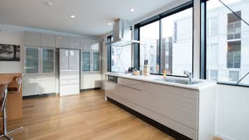 Luxury House, 3 Bedrooms, Non Smoking, 2 Bathrooms | Private kitchen | Fridge, microwave, stovetop, coffee/tea maker