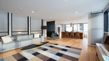 Luxury House, 3 Bedrooms, Non Smoking, 2 Bathrooms | Living room | Flat-screen TV, fireplace, Netflix, DVD player