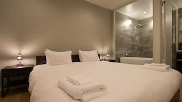 Design Chalet, 3 Bedrooms, Kitchen, Mountain View | 3 bedrooms, blackout curtains, iron/ironing board, free WiFi