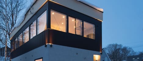 Chalet Luxe, 3 chambres, cuisine, vue montagne | Façade de l’hébergement - soirée/nuit