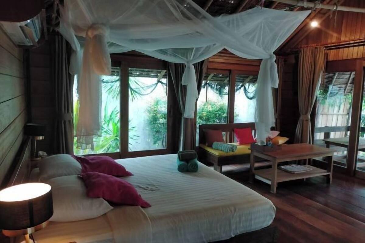 Minibar (free items), desk, WiFi (free), bed sheets