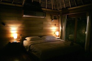Free minibar, desk, free WiFi, bed sheets