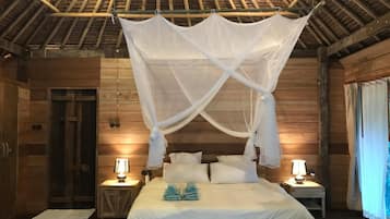 Artículos del minibar gratis, escritorio, wifi gratis y ropa de cama