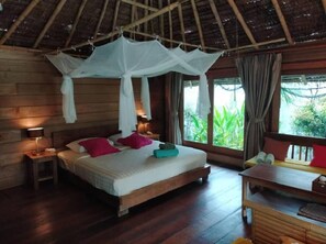 Frigobar (abastecido com itens grátis), escrivaninha, Wi-Fi de cortesia