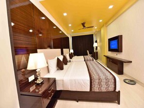 デラックス 4 人部屋 | 客室ごとに異なるインテリア、デスク、WiFi (無料)、ベッドシーツ