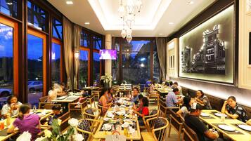 Desayuno continental diario (THB 200 por persona)