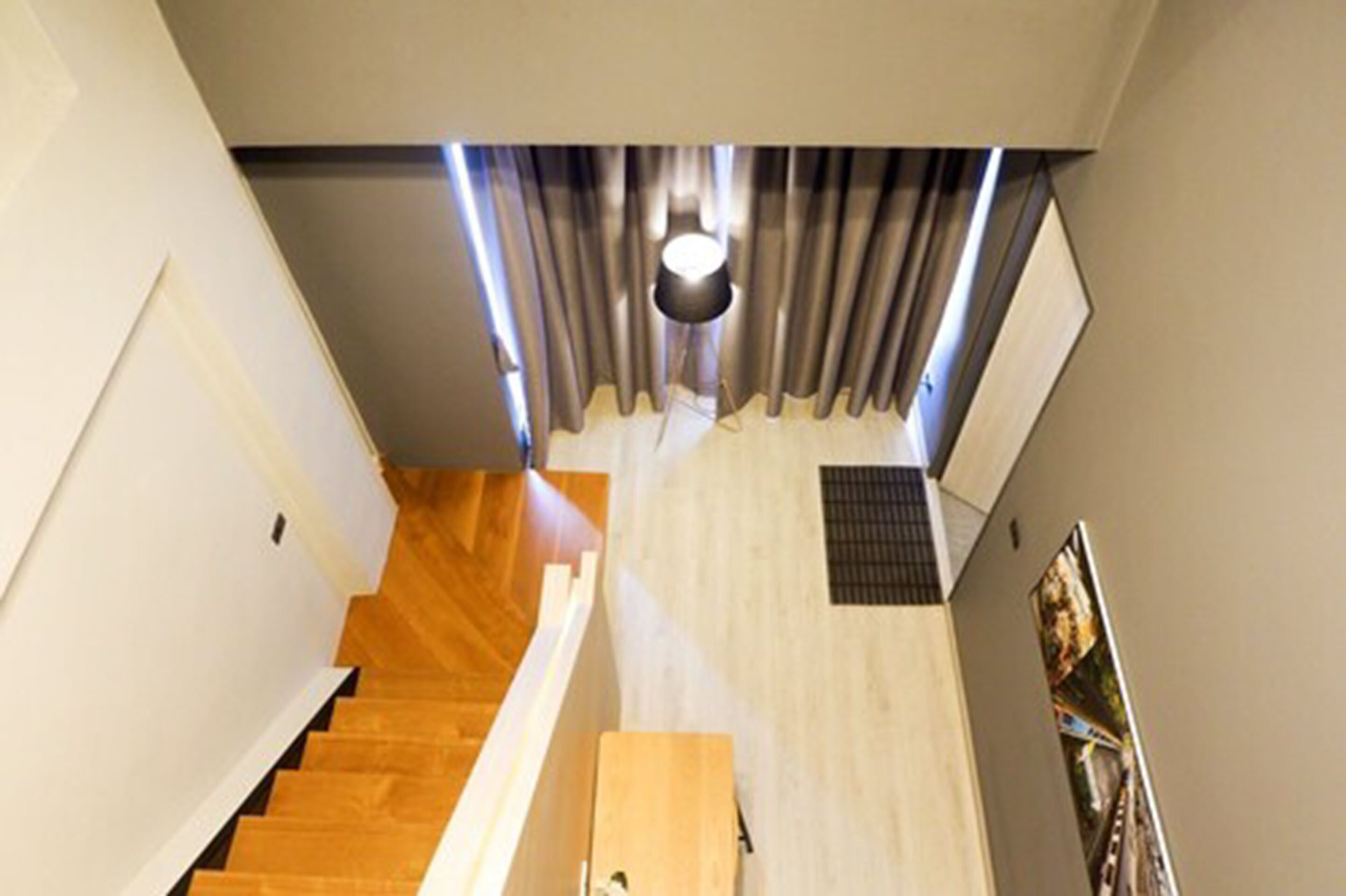 Una escalera de madera que conduce a un rellano.