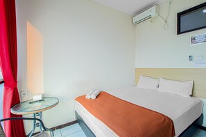 Standard Double Room | Soundproofing, free WiFi, bed sheets - Bantal Guling Alun-Alun Bandung (Bandung)