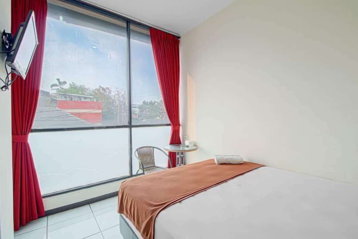 Soundproofing, free WiFi, bed sheets
