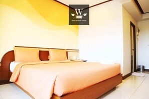Escritorio, wifi gratis y ropa de cama