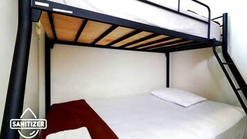 Habitació amb dos llits individuals econòmica | Escriptori