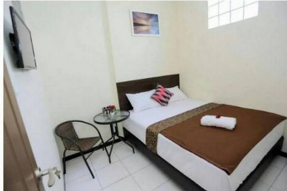 Double Superior AC (Private Bathroom) | Una scrivania