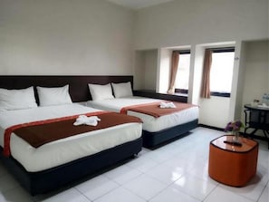 Habitación familiar, baño privado | Escritorio