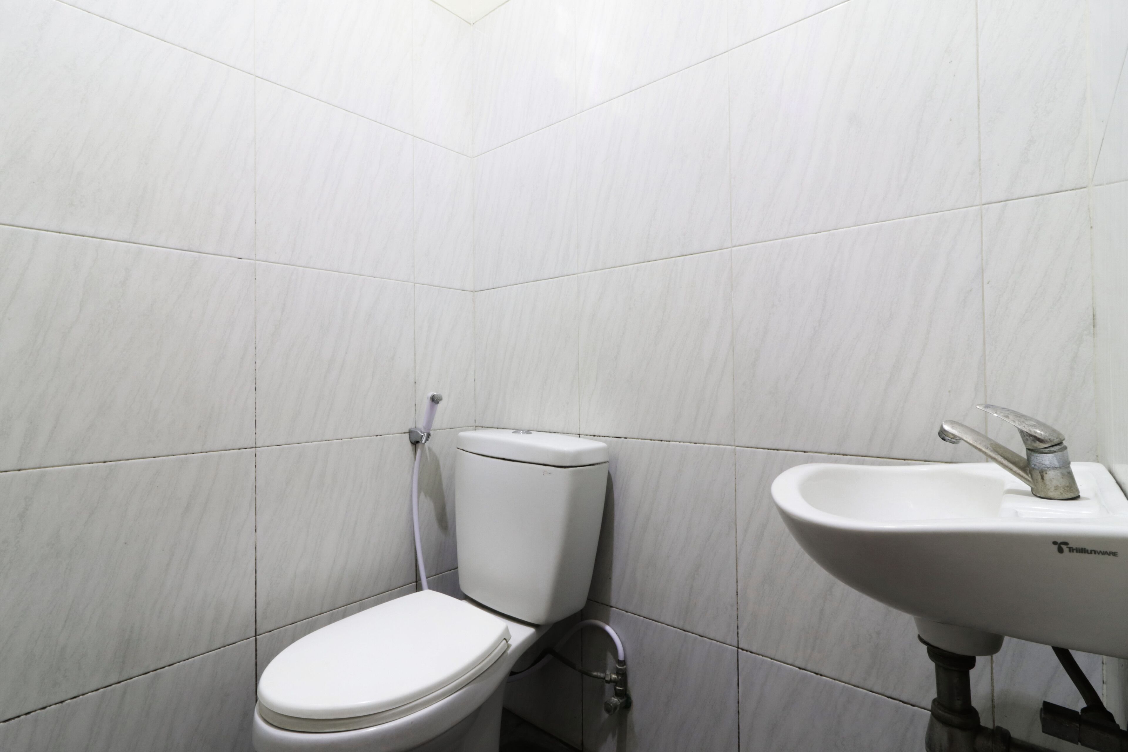 Ein Badezimmer mit Toilette und Waschbecken.