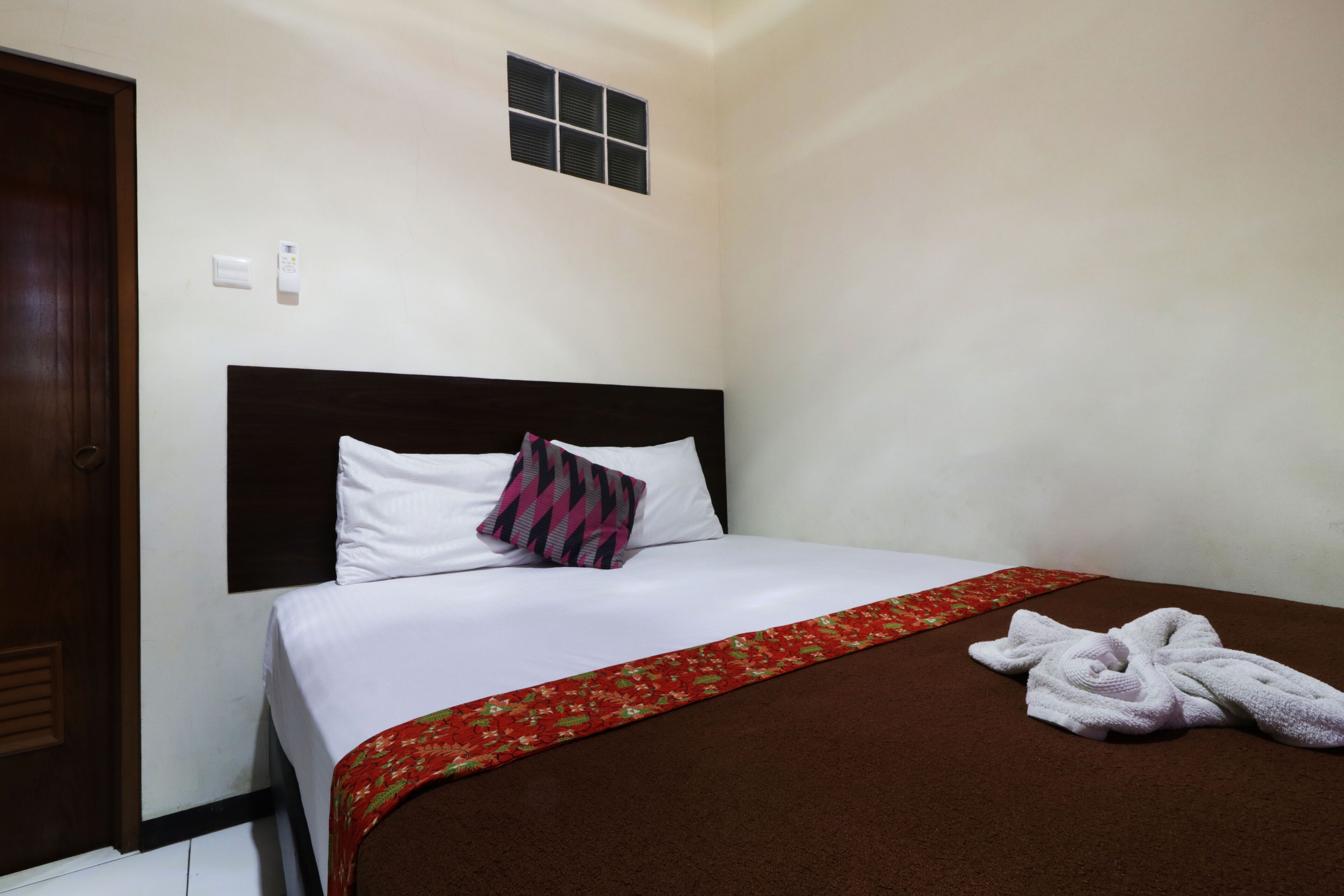 Double Superior AC (Private Bathroom) | Escrivaninha