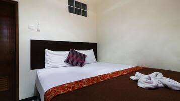 Double Superior AC (Private Bathroom) | Escrivaninha