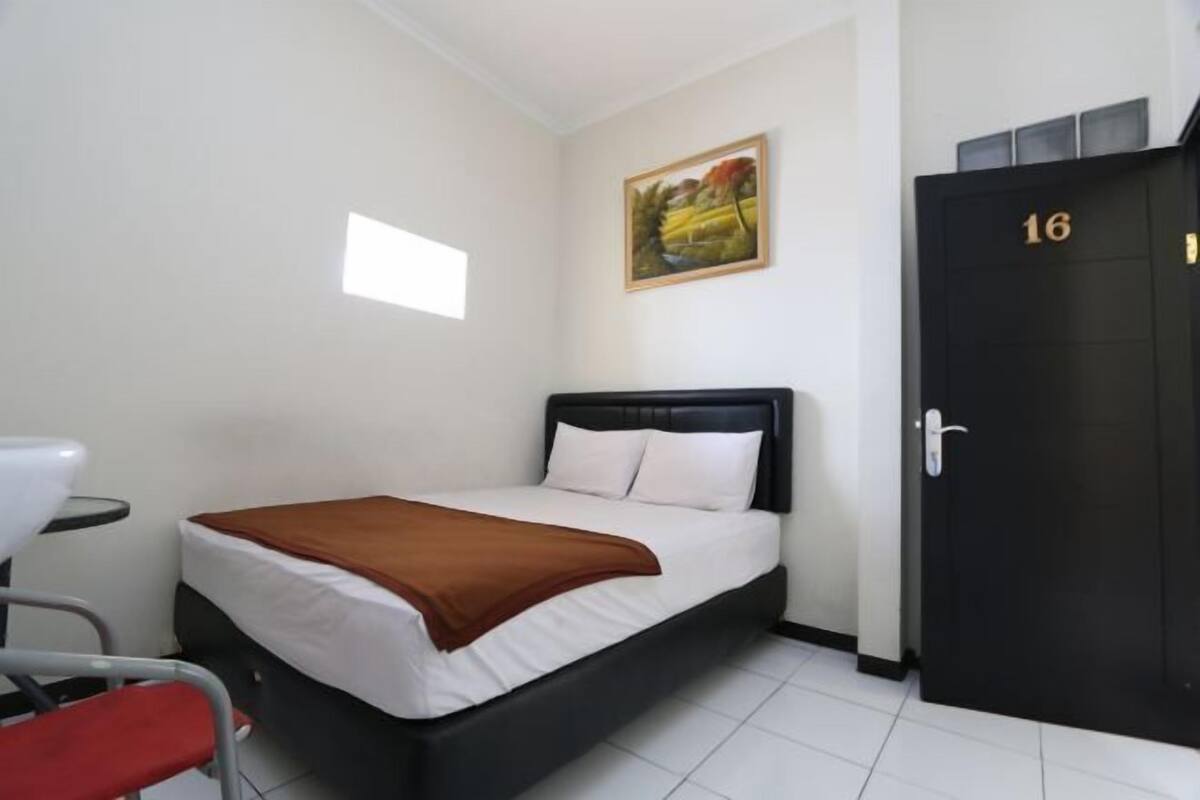1 bedroom, desk
