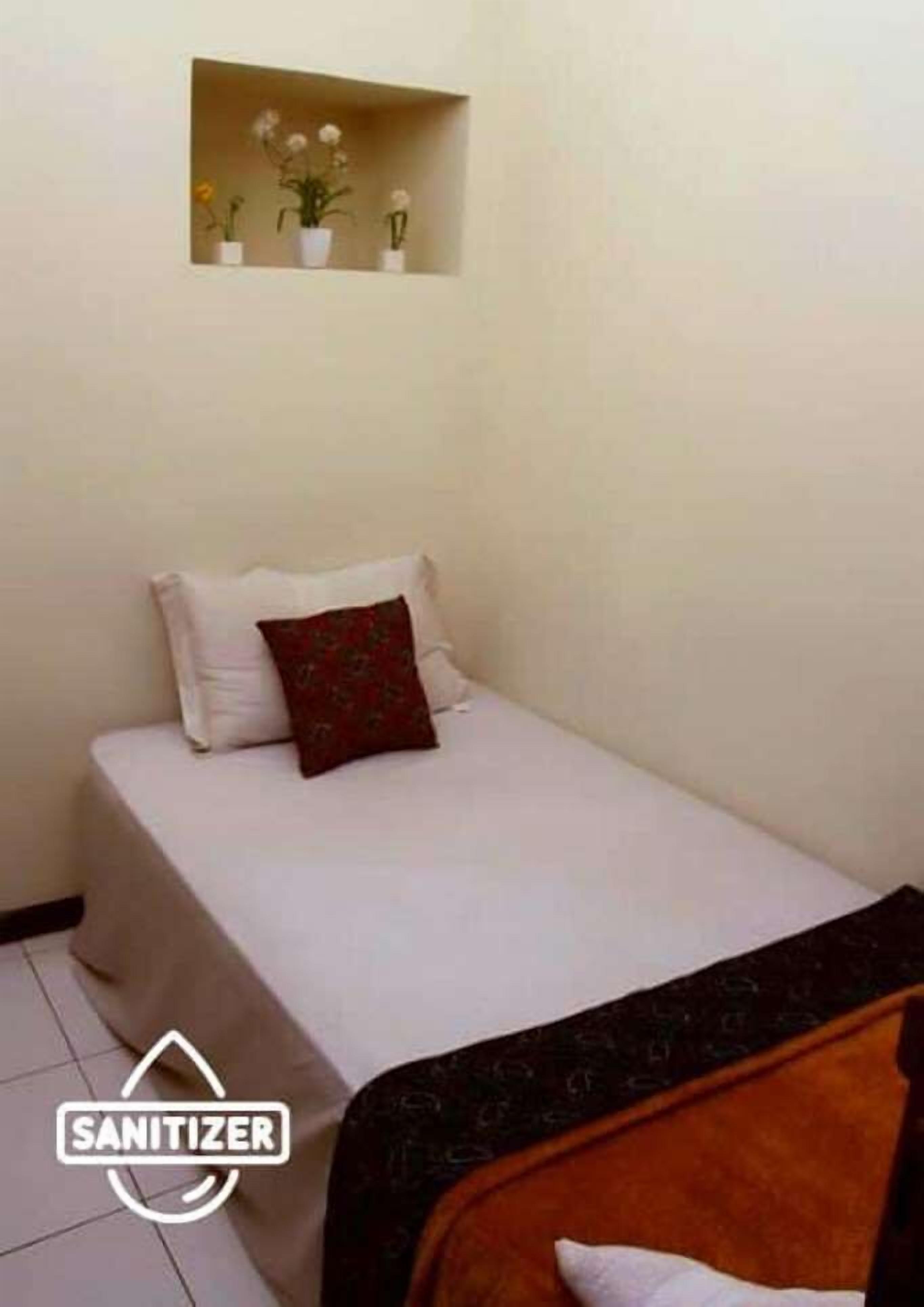 Standard Single Room | Desk, bed sheets