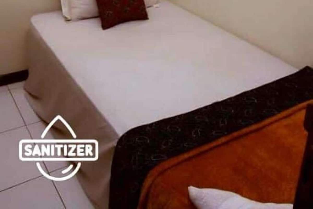 Standard Single Room | Desk, bed sheets