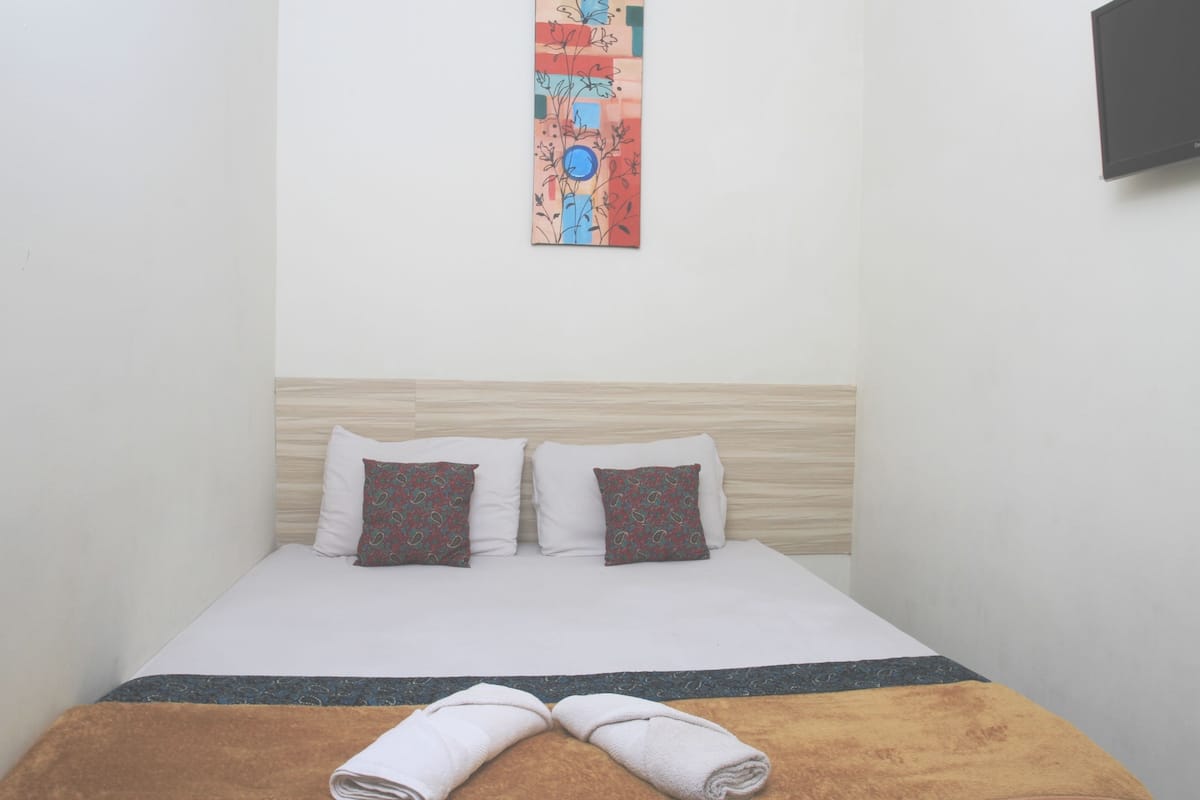 Escritorio y ropa de cama