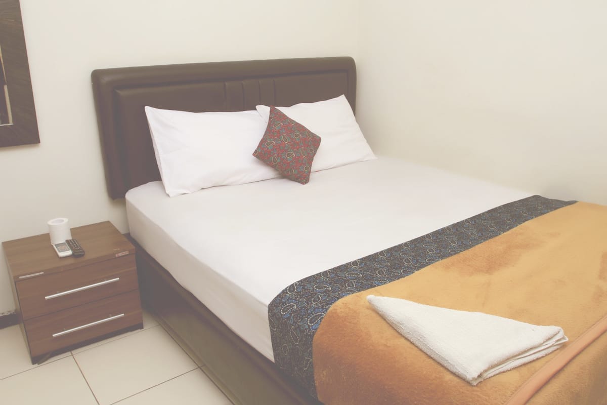 Escritorio y ropa de cama