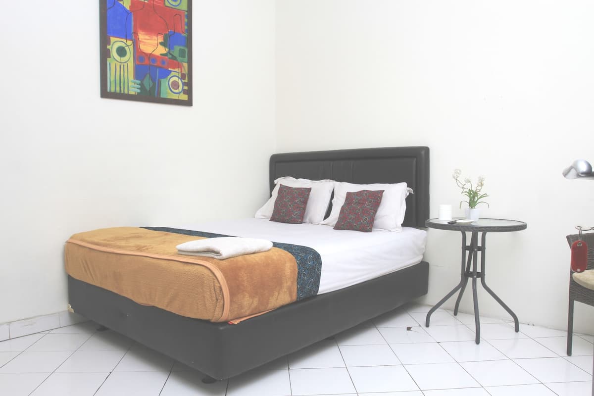 Escritorio y ropa de cama