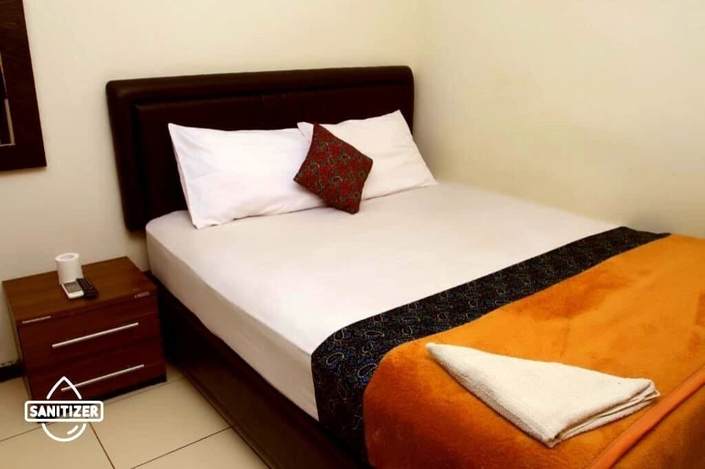 Double Superior AC | Desk, bed sheets