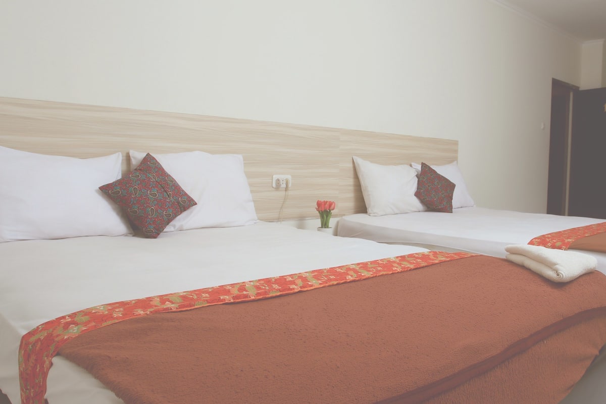 Escritorio y ropa de cama