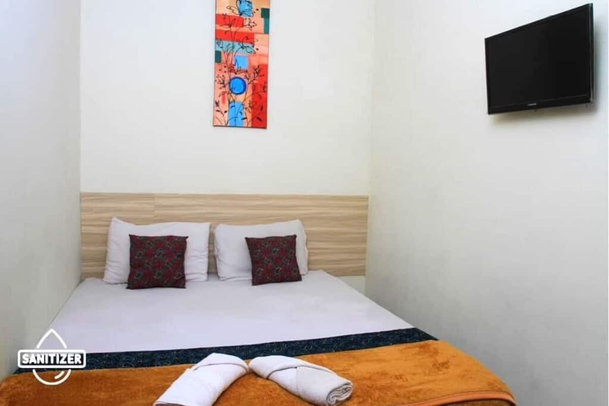 Standard Double Room | Desk, bed sheets