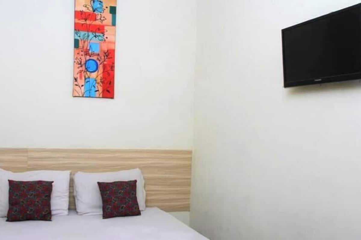 标准双人房 | 办公桌、床单