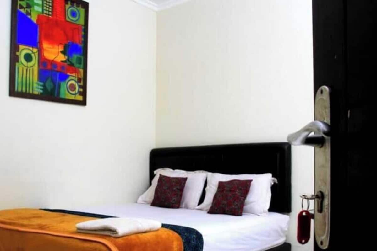 Double Standard AC | 办公桌、床单