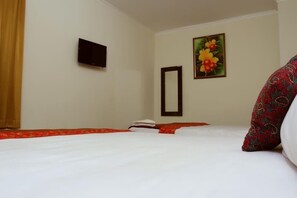 Escritorio y ropa de cama