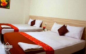 Family Room | Desk, bed sheets - Bantal Guling Trans (Bandung)