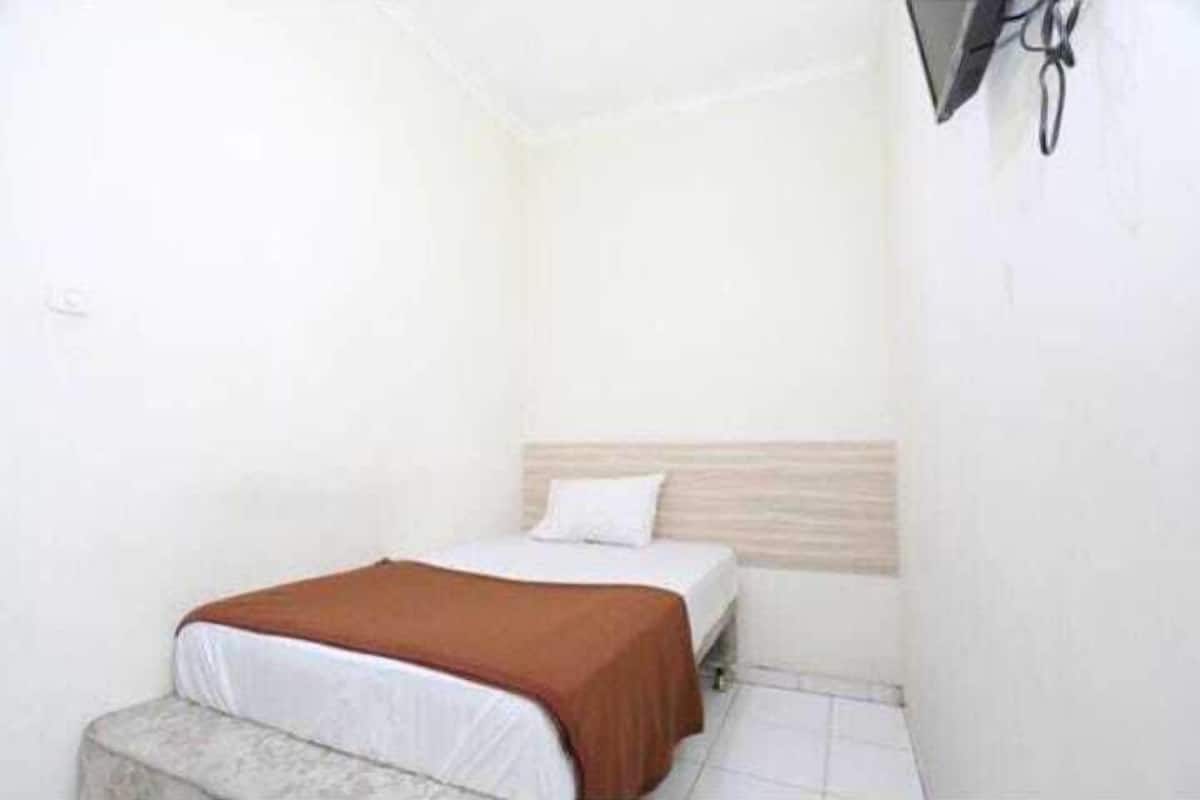 Escritorio y ropa de cama