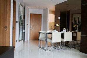 デラックス アパートメント 2 ベッドルーム キッチン シティビュー | 1 室のベッドルーム、高級寝具、デスク、アイロン / アイロン台