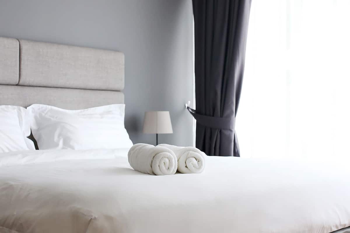 1 kamar tidur, seprai premium, meja kerja, dan setrika/meja setrika